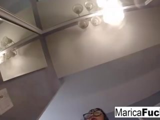 Marica hase v erotický prádielko masturbuje v the zrkadlo