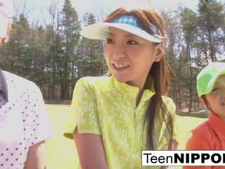 E bukur aziatike adoleshent vajzat luaj një lojë i zhveshje golf: pd seks video 0e