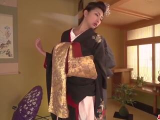 Mammīte aizņem uz leju viņai kimono par a liels loceklis: bezmaksas hd pieaugušais filma 9f