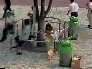 En changeant en la rue - japonais jeune dame en publique première partie