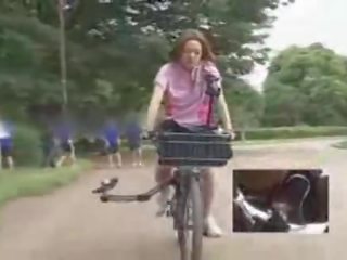 Japansk elskerinne masturbated mens ridning en specially modified xxx film vid bike!