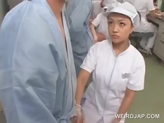 Fies asiatisch krankenschwester reiben sie patienten verhungert putz