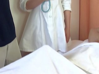 Азіатська healer трахає два fellows в в лікарня