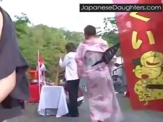 Jeune japonais japonais lassie anal baisée dur pour la première temps